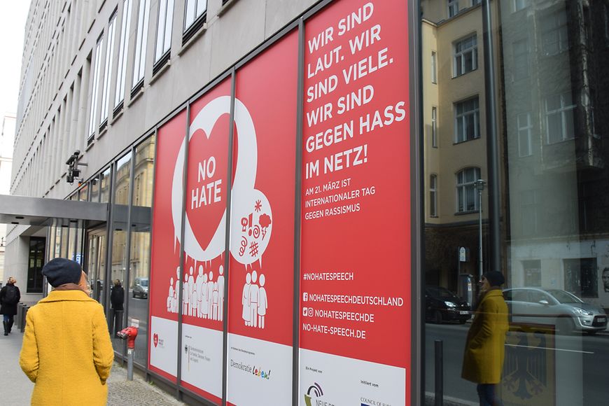 Die Fassade des Bundesfamilienministeriums in Berlin mit der Aufschrift "Wir sind gegen Hass im Netz!"