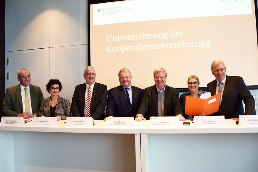 Dr. Ralf Kleindiek unterzeichnet mit weiteren Teilnehmern die Kooperationsvereinbarung für das Projekt POINT