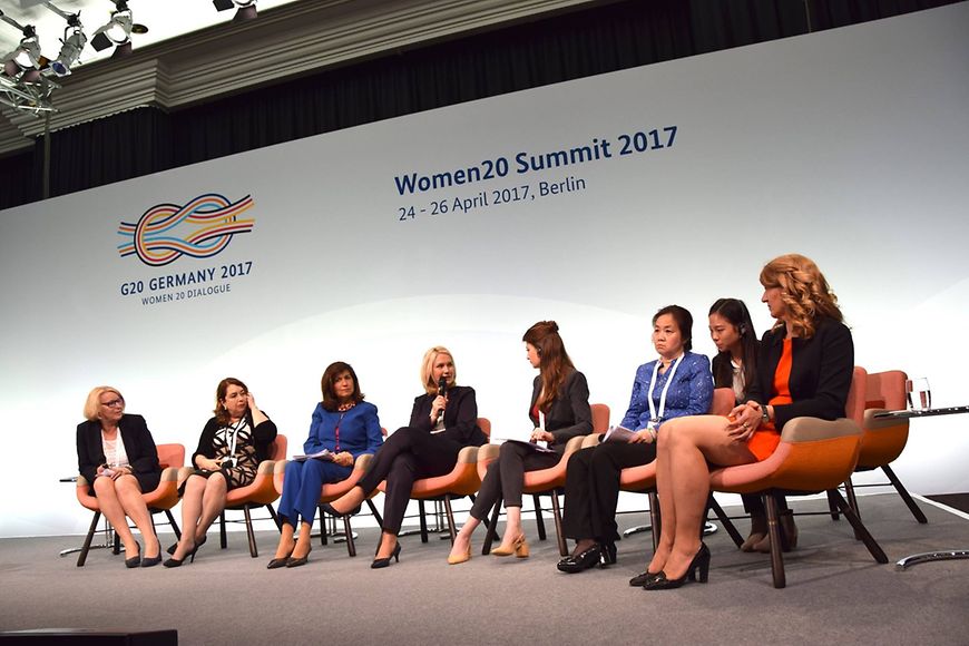 Manuela Schwesig diskutiert auf dem Panel des W20-Gipfels