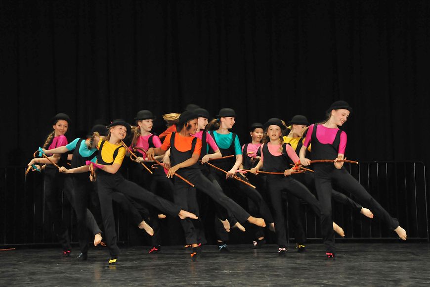 Eine Gruppe von jungen Tänzerinnen und Tänzern.