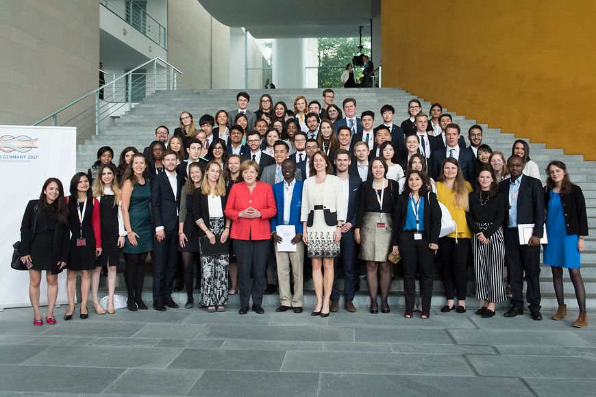 Gruppenfoto der Teilnehmende mit Angela Merkel und Katarina Barley