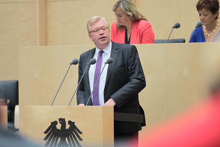 Dr. Ralf Kleindieck spricht am Rednerpult des Bundesrats