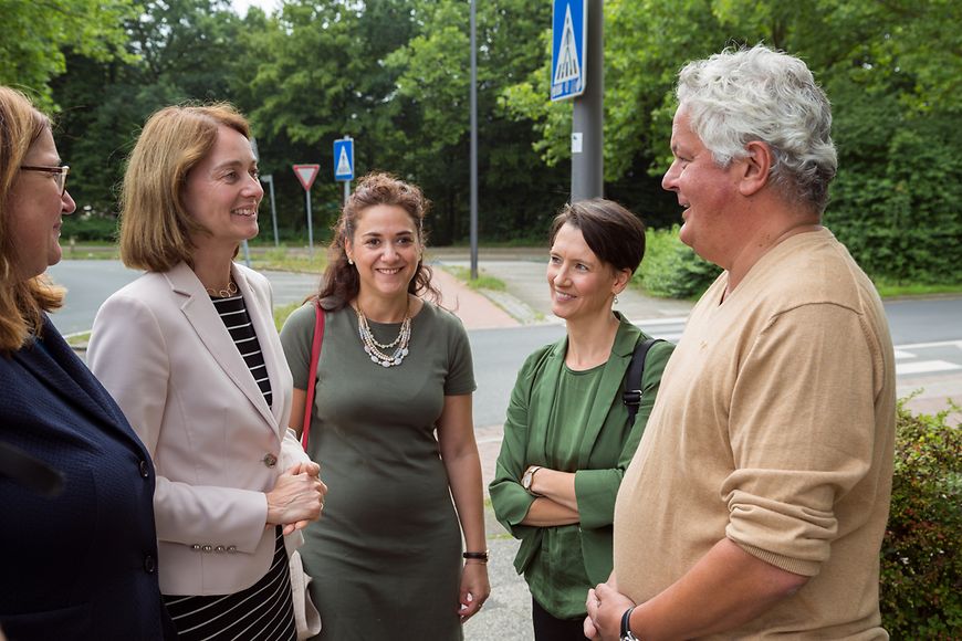 Anja Stahmann, Dr. Katarina Barley und Dr. Claudia Bogedan beim Besuch des Mehrgenerationenhauses in Bremen