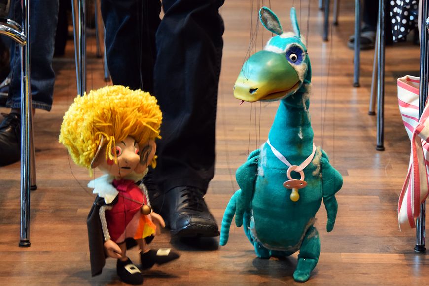 Die Puppen Urmel aus dem Eis und Kleiner Könige Kalle Wirsch laufen mit ihrem Puppenspieler