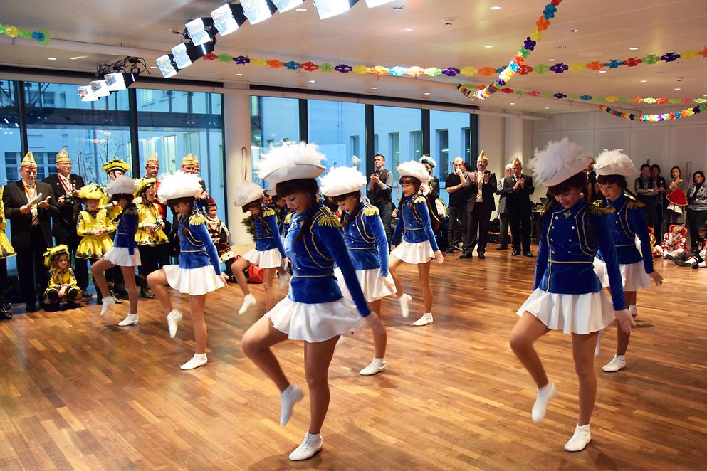 Eine Tanzgruppe der Karnevalsvereine führt einen Tanz auf.
