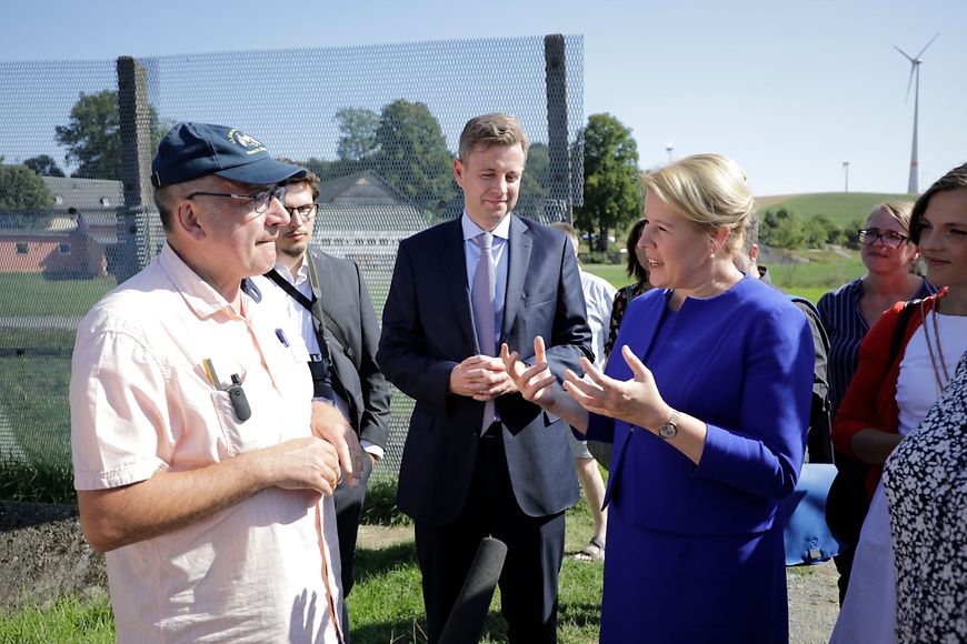 In Mödlareuth spricht Bundesfamilienministerin Dr. Giffey mit Menschen aus dem Dorf 