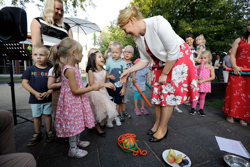 Bundesfamilienministerin Dr. Franziska Giffey wird von Kindern begrüßt