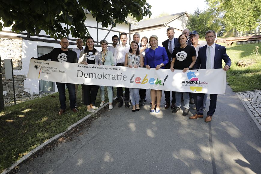Bundesfamilienministerin Dr. Franziska Giffey und Menschen aus Mödlareuth werben für Demokratie 