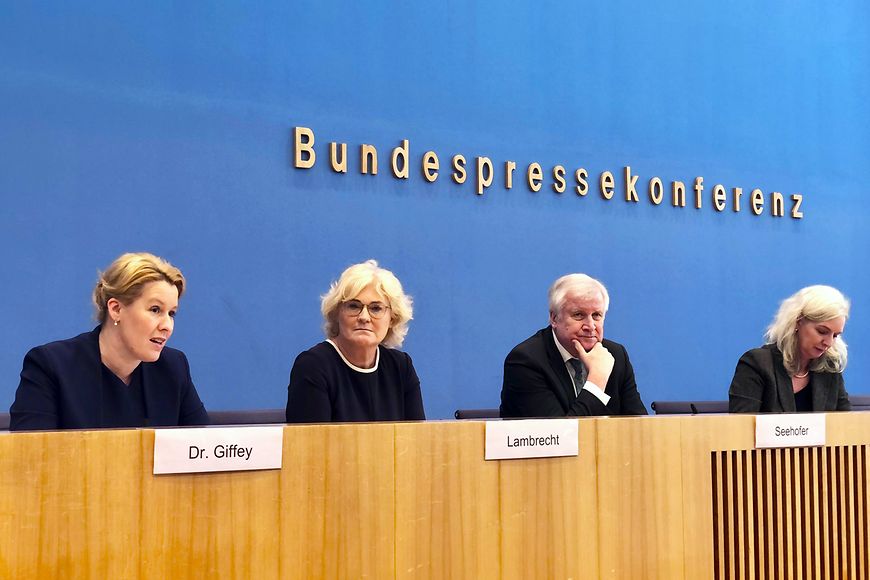 Dr. Franziska Giffey, Christine Lambrecht, Horst Seehofer auf dem Podium der Bundespressekonferenz