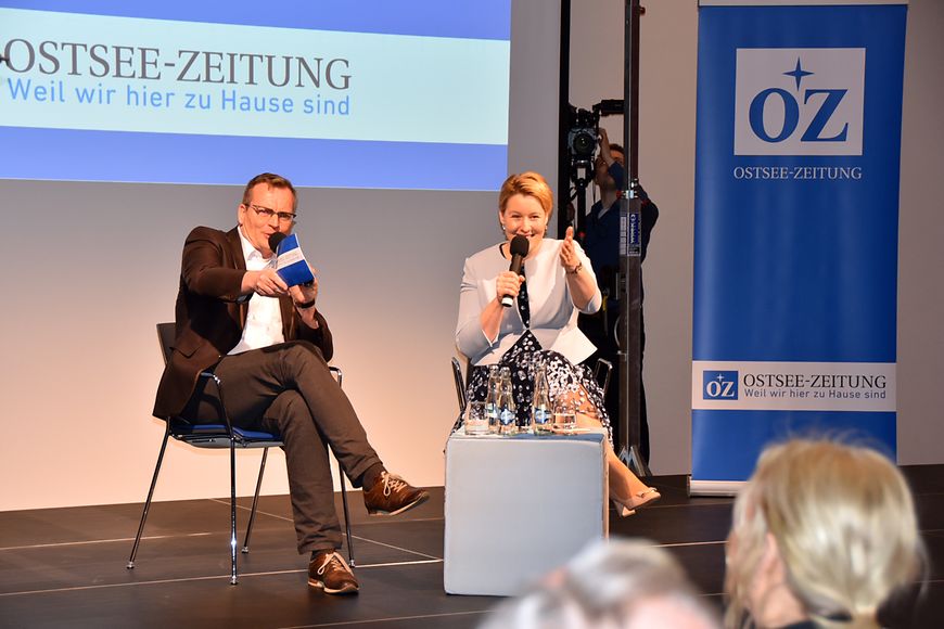 Dr. Franziska Giffey sitzt mit Andreas Ebel, dem Chefredateur der Ostsee-Zeitung auf einer Bühne.
