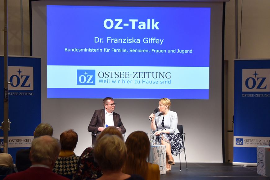 Auf einer Bühne sitzen Andreas Ebel, der Chefredakteur der Ostsee-Zeitung und Dr. Franziska Giffey.