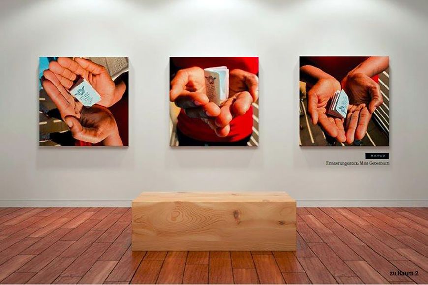 Drei Bilder mit geöffneten Händen an der Wand