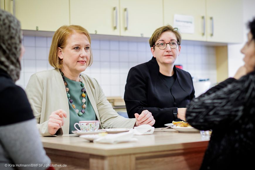 Bundesfrauenministerin Lisa Paus gemeinsam mit Bundesbauministerin Klara Geywitz zu Besuch in einem Frauenhaus in Cottbus.