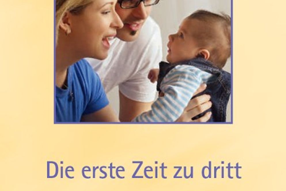 Titelblatt Broschüre "Eltern sein - Die erste Zeit zu dritt" mit Mutter, Vater und Kind abgebildet