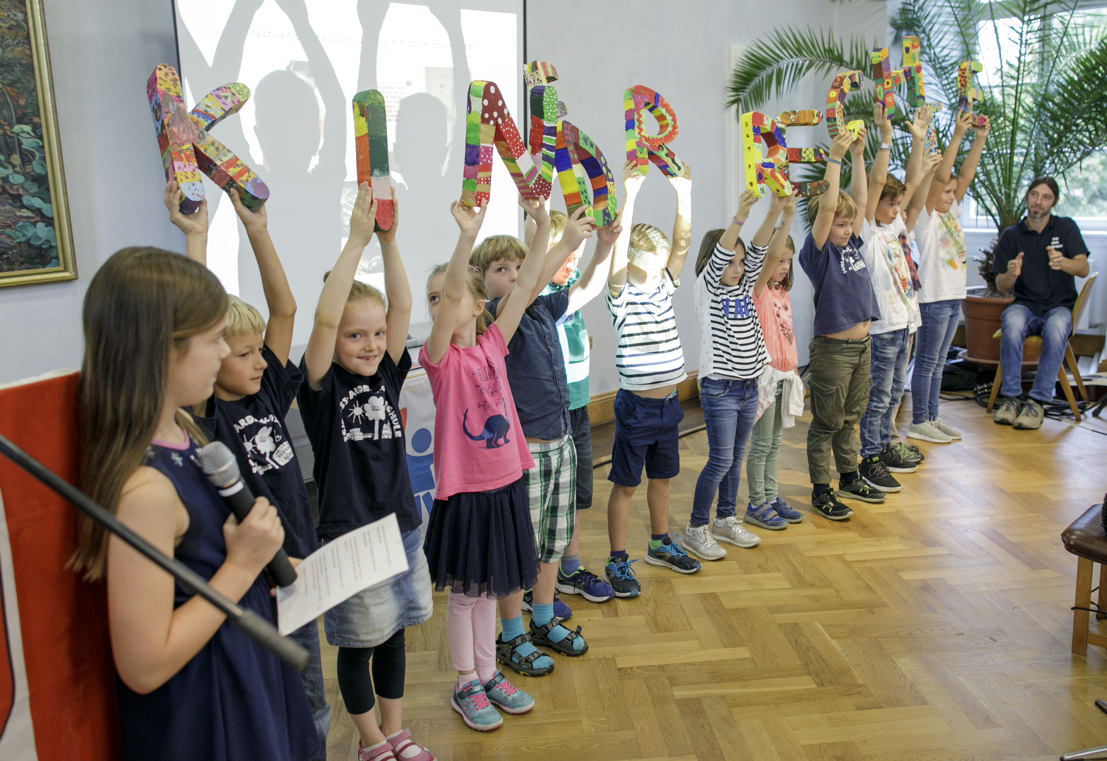 Grundschüler der Schloss-Ardeck-Grundschule in Gau-Algersheim präsentieren Kinderrechte