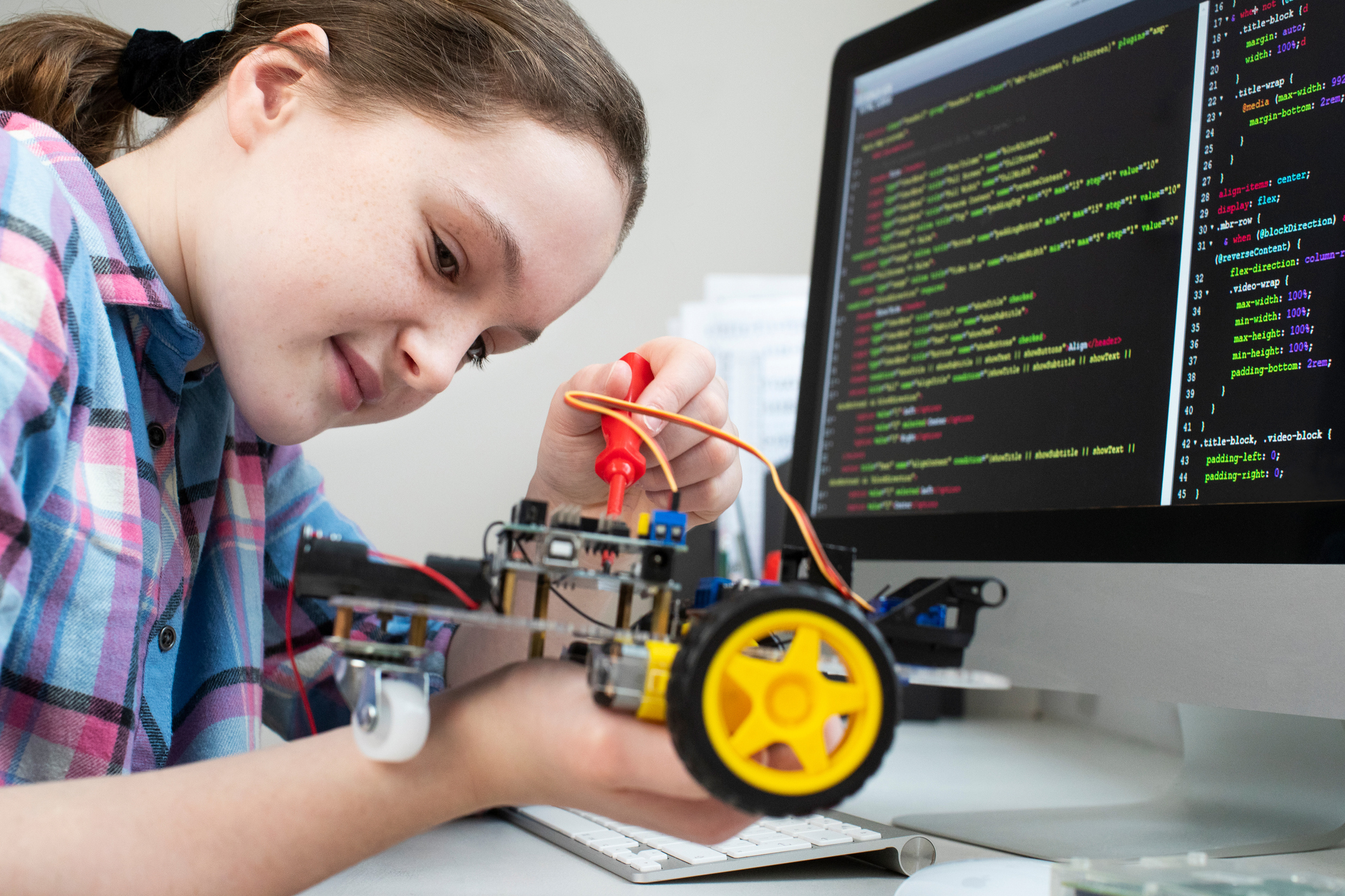 Ein junges Mädchen programmiert einen Roboter