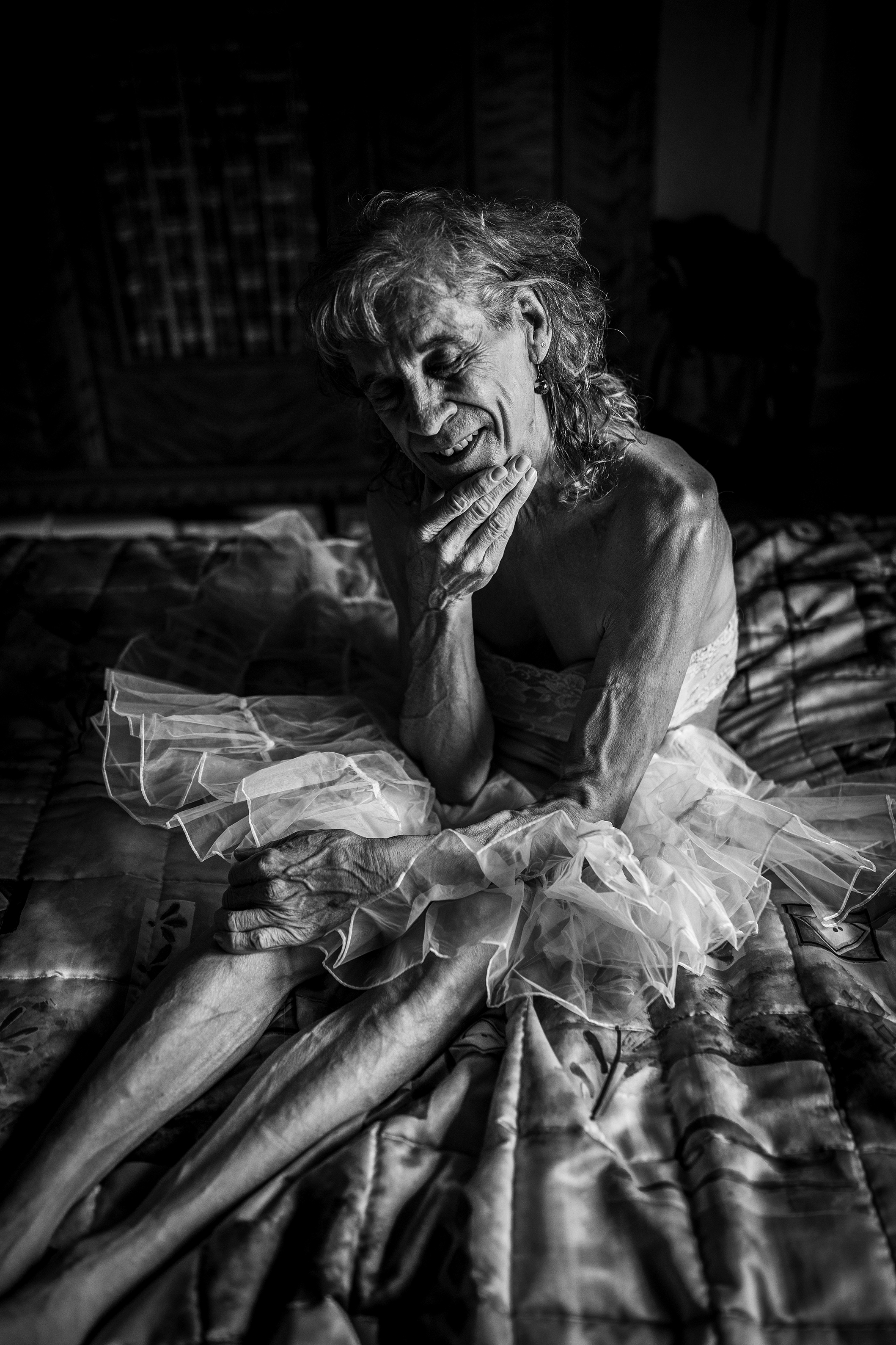 Eine ältere Frau sitzend im Ballettkleid