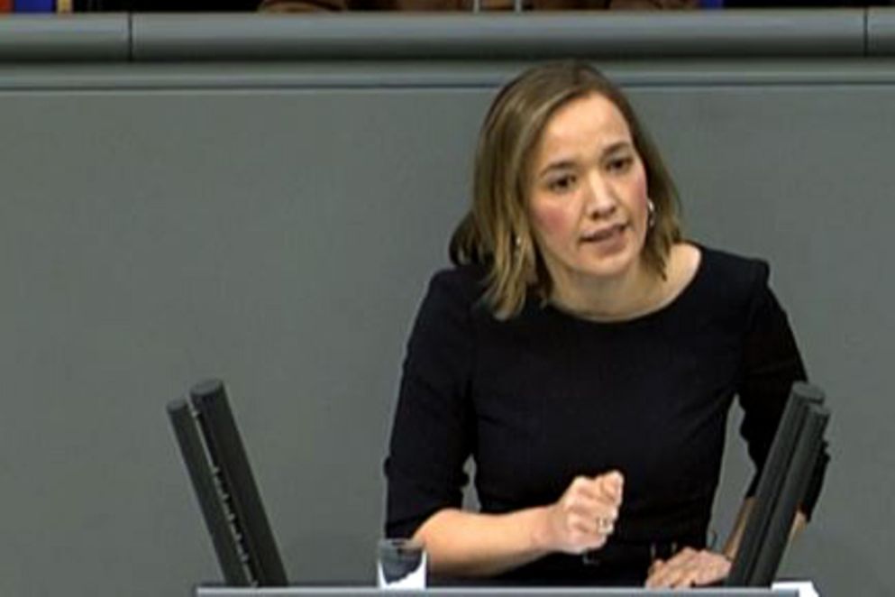Bundesfamilienministerin Kristina Schröder steht hinter dem Rednerpult im Plenarsaal des Bundestages.