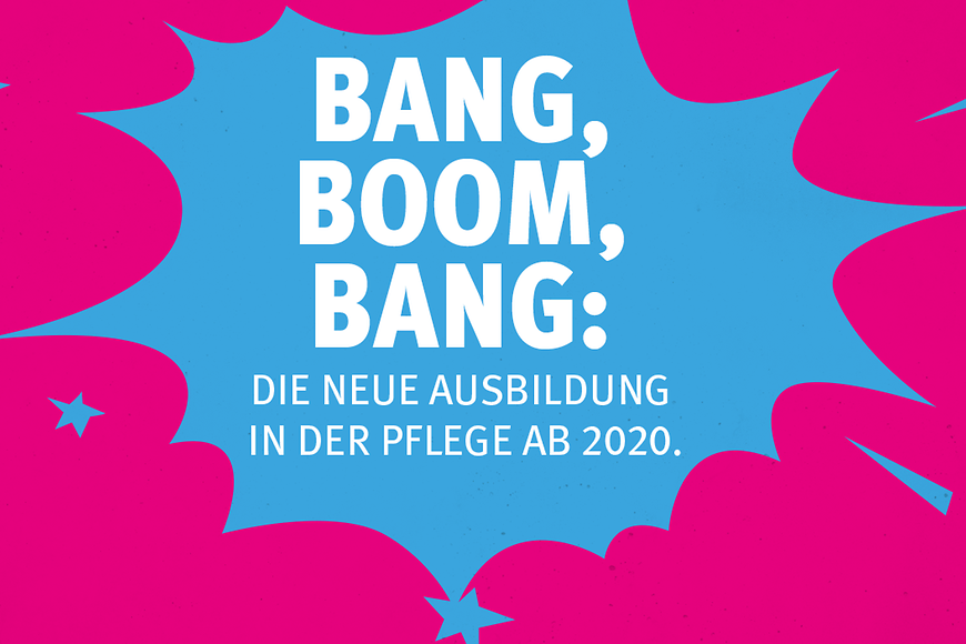 Pflegerinnen und Pfleger sitzen um einen Tisch und besprechen Patientenakten
