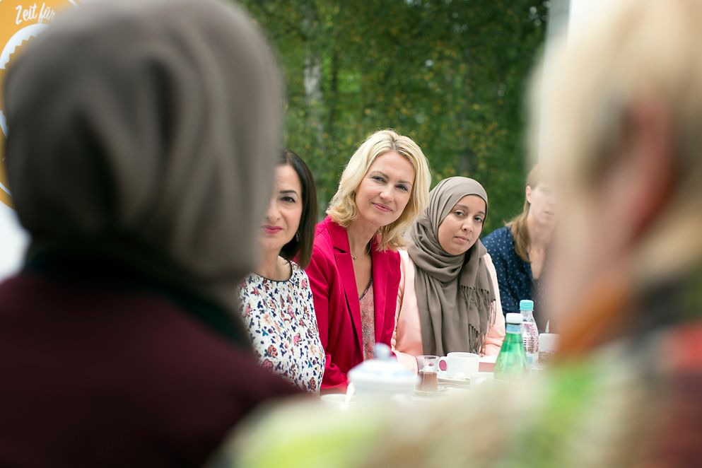 Manuela Schwesig im Gespräch mit muslimischen Frauen in Berlin