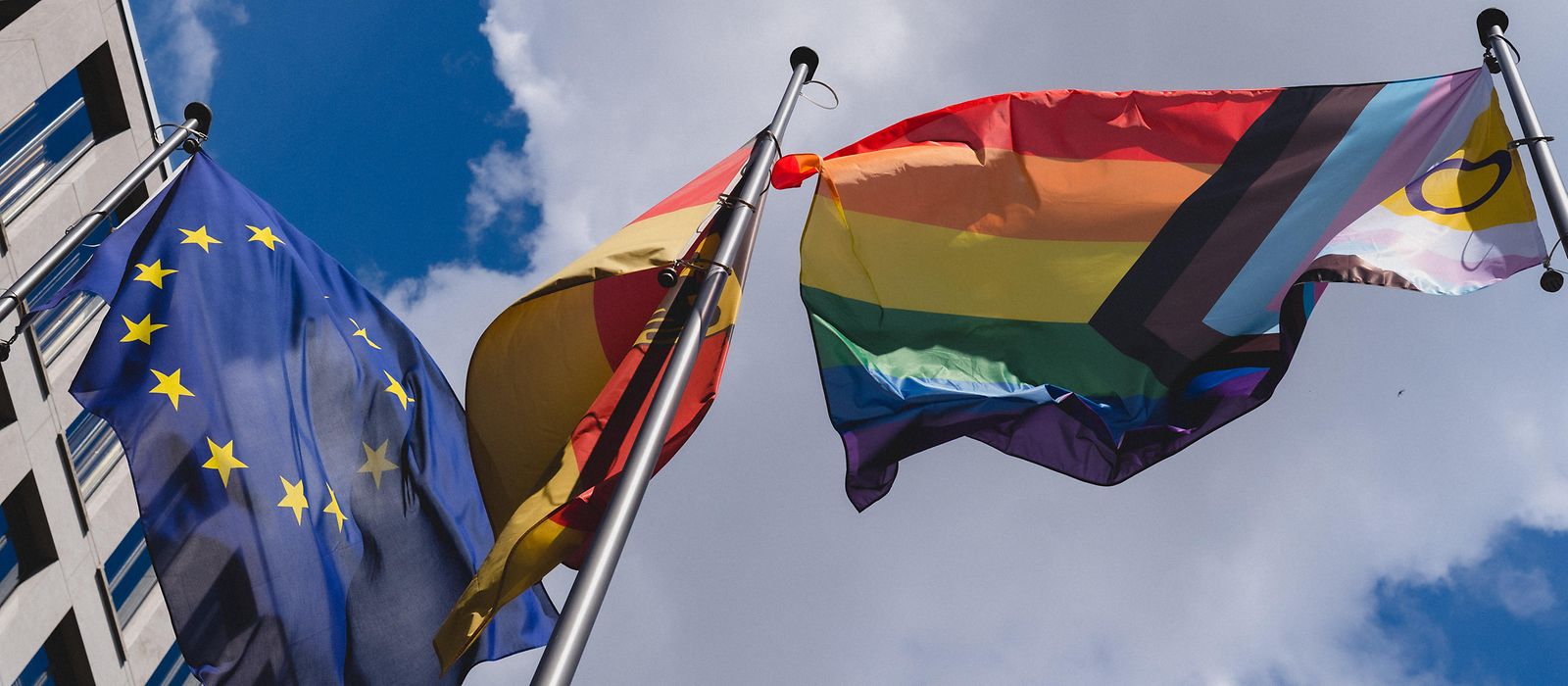 Progress Pride Flag am Bundesfamilienministerium in Berlin