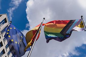 Progress Pride Flag am Bundesfamilienministerium in Berlin