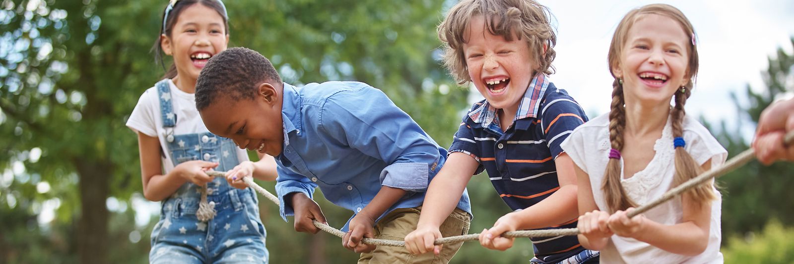 Kinder beim Tauziehen