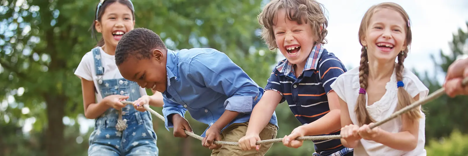 Kinder beim Tauziehen