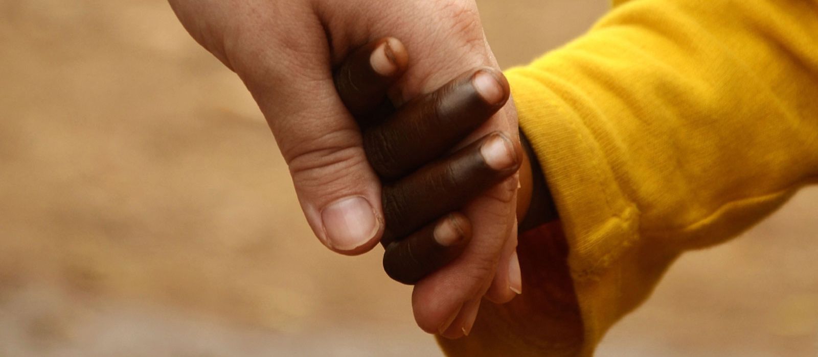 Hand hält Kinderhand