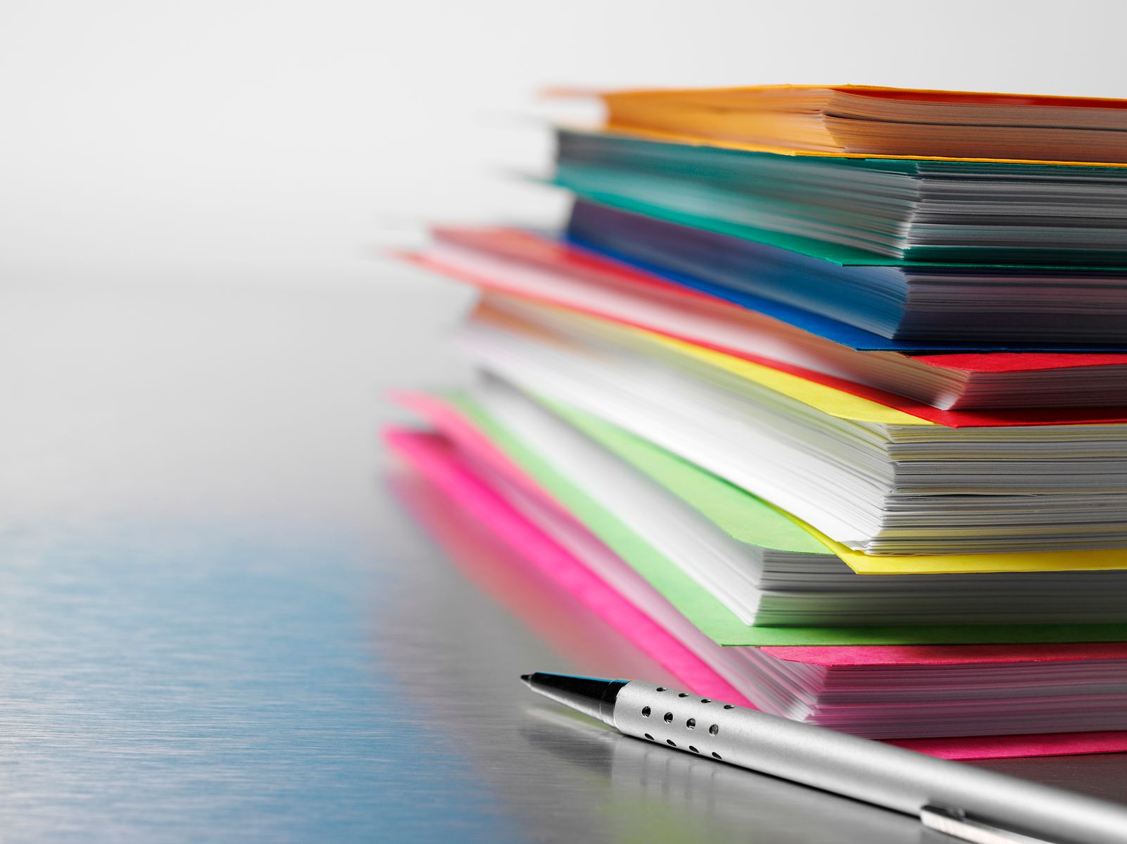 Stift und bunte Akten