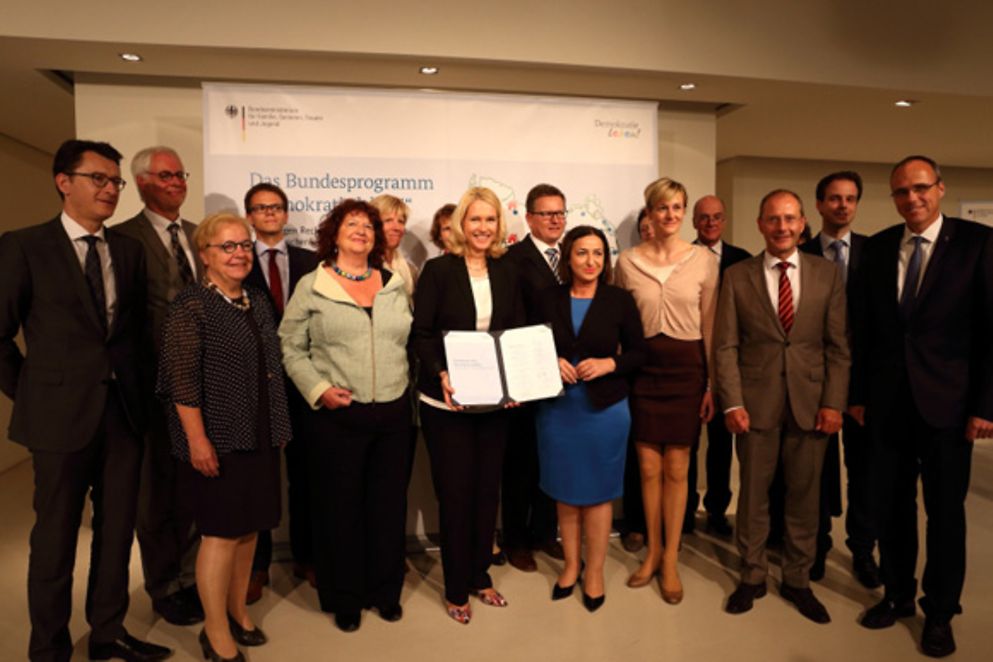 Manuela Schwesig und Vertreterinnen und Vertreter zuständiger Landesministerien