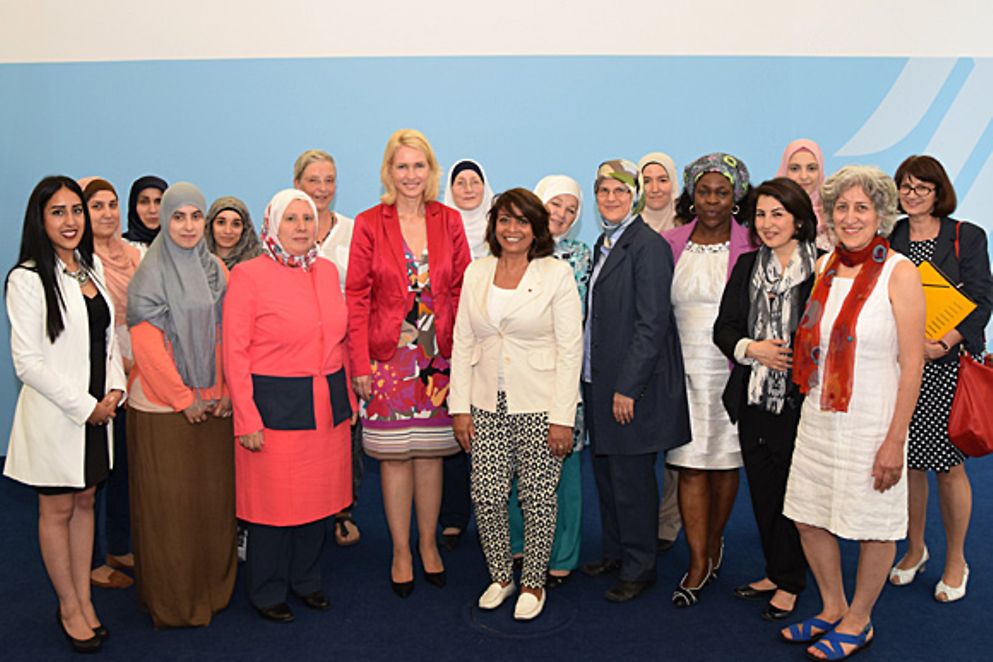 Manuela Schwesig auf Gruppenbild mit Muslima