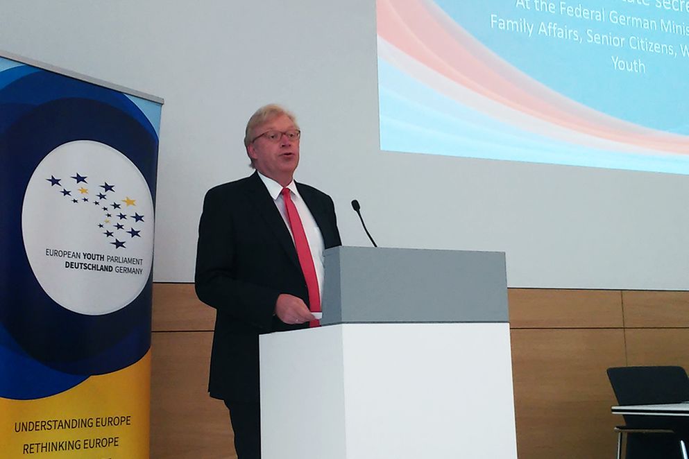 Dr. Ralf Kleindiek spricht auf der Eröffnung des Europäischen Jugendparlaments