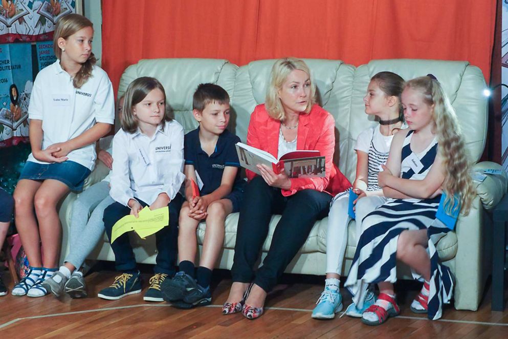Manuela Schwesig liest mit den Kindern der Rostocker Universitas Schule