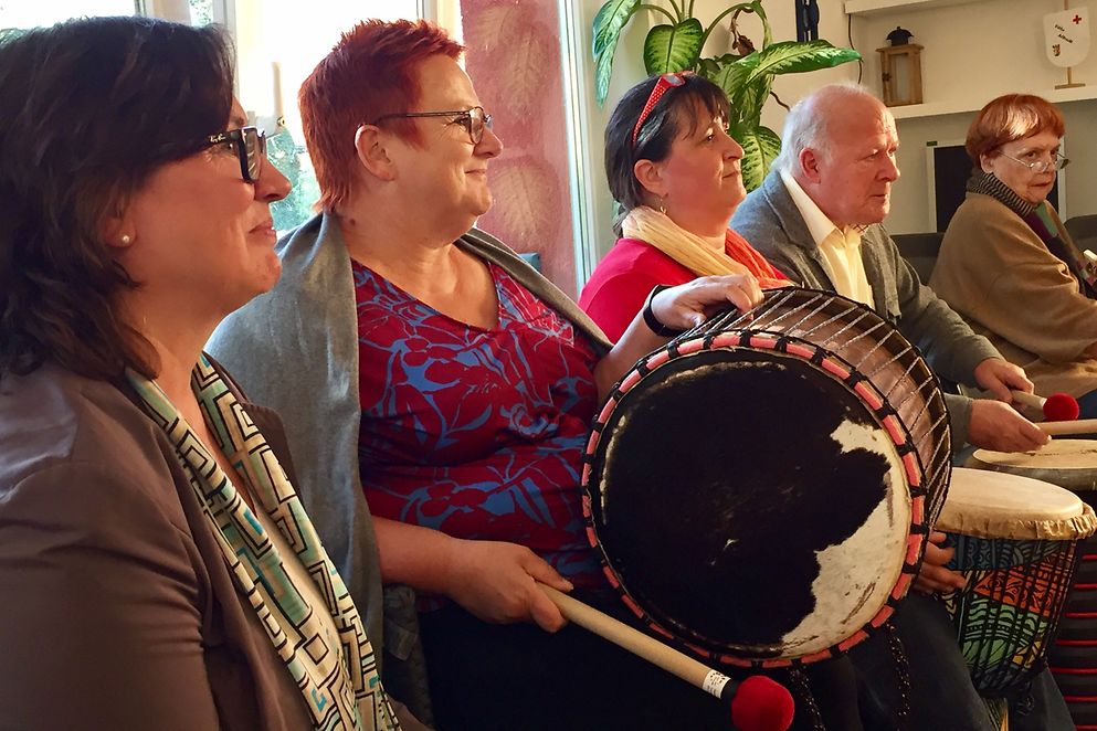 Elke Ferner mit Heike Gollertz vom DRK und der Drum Circle Gruppe