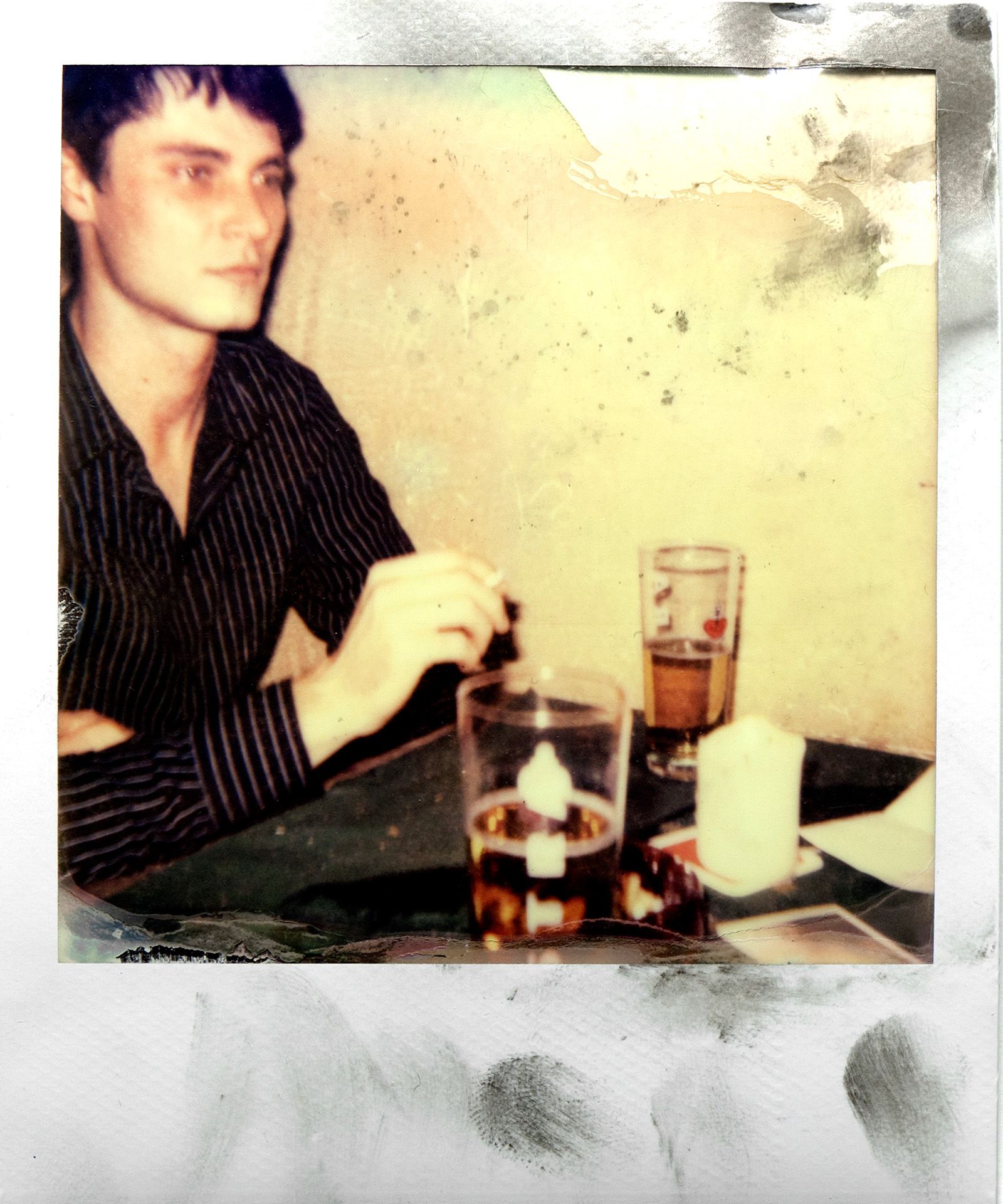 Bild von Johanna Kurpat, 25 Münster, "5. Tisch" aus der Serie "Polaroids erleben die Party mit"