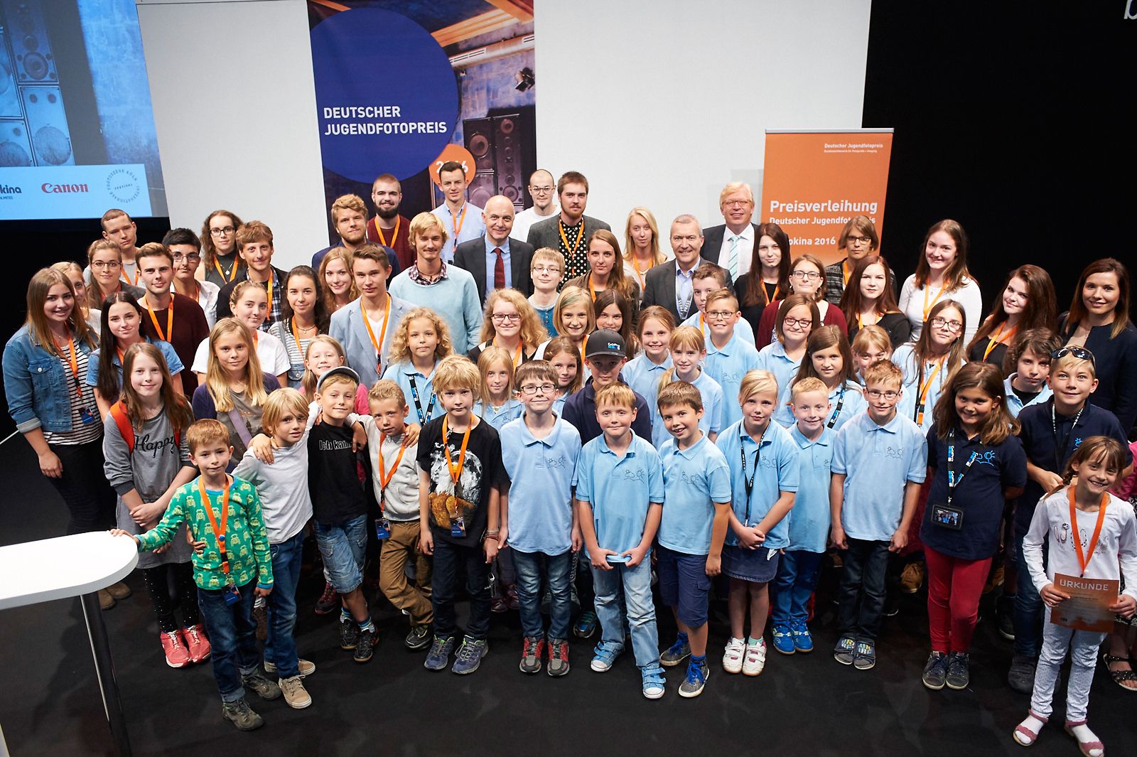 Staatssekretär Dr. Ralf Kleindiek mit den Teilnehmenden bei der Preisverleihung des Deutschen Jugendfotopreises