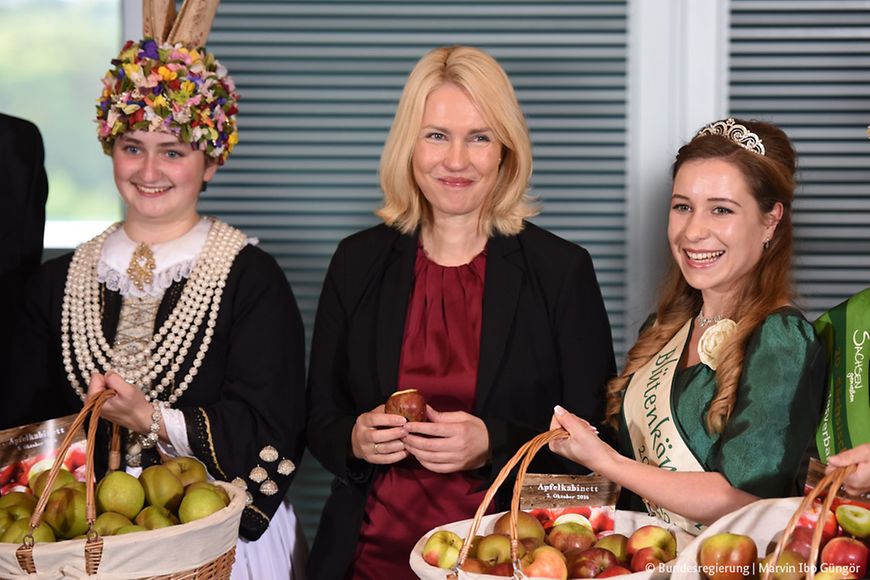 Manuela Schwesig nimmt Apfelkorb entgegen
