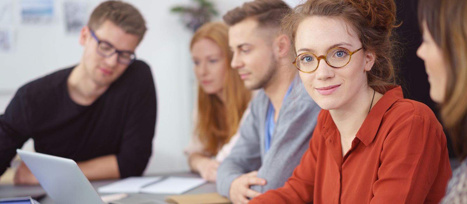 Eine junge Frau mit ihren Arbeitskollegen