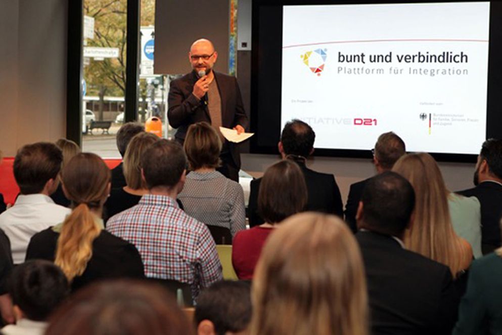 Jürgen Müller aus dem Bundesfamilienministerium stellt die Plattform "buntundverbindlich.de" vor