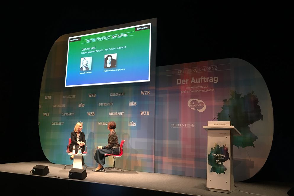 Manuela Schwesig im Gespräch mit Prof. Dr. Jutta Allmendinger auf einer Bühne