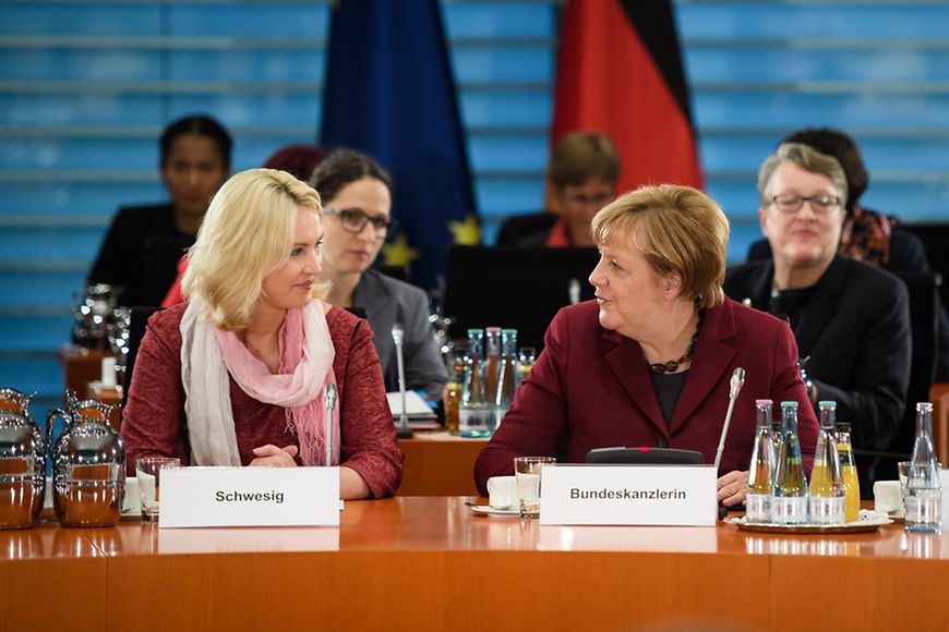 Manuela Schwesig un Angela Merkel auf der dritten Konferenz "Frauen in Führungspositionen" im Bundeskanzleramt