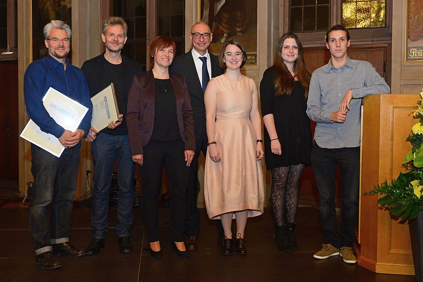 Caren Marks mit den Preisträgern des Deutscher Kindertheaterpreises und des Deutschen Jugendtheaterpreises