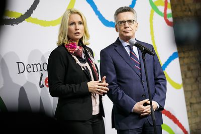 Bundesfamilienministerin Manuela Schwesig und Bundesinnenminister Dr. Thomas de Maizière auf der gemeinsamen Veranstaltung