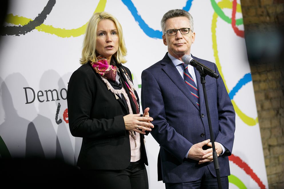Bundesfamilienministerin Manuela Schwesig und Bundesinnenminister Dr. Thomas de Maizière auf der gemeinsamen Veranstaltung