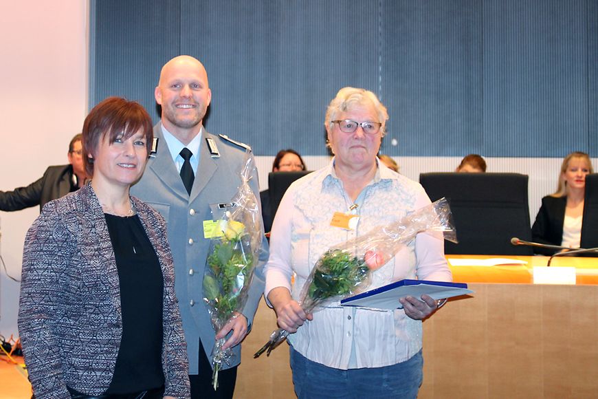 Caren Marks mit den Preisträgern, das Mutter-Sohn-Duo Tobias und Berta Kloiber
