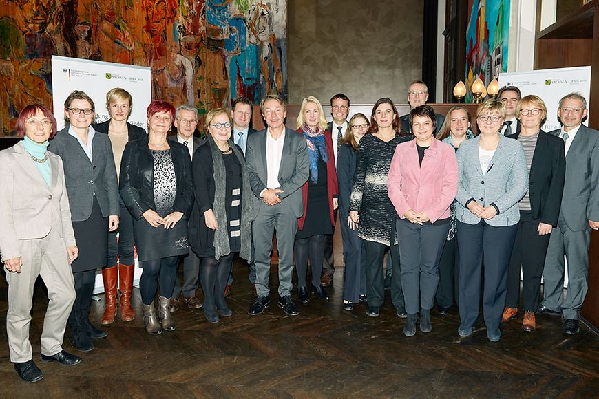 Manuela Schwesig mit den zuständigen Ministerinnen und Ministern auf der Bund-Länder-Konferenz am 14. November
