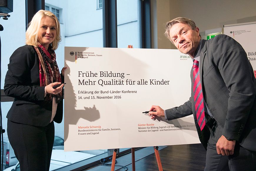 Manuela Schwesig und Brandenburgs Bildungsminister Günter Baaske unterschreiben die Erklärung
