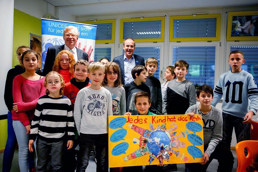 Dr. Ralf Kleindiek beim "Aktionstag Kinderrechte" der Bernhard-Grzimek-Schule in Berlin