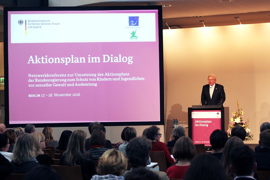 Dr. Ralf Kleindiek spricht bei der Eröffnung der Netzwerkkonferenz "Aktionsplan im Dialog"